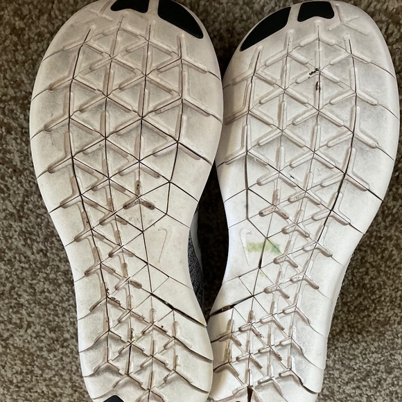 Womens Nike Free RN Flyknit running shoes, black and white, size 7. - Picture 3 of 4